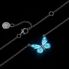 Collier papillon Lumina — glow bleu fond noir